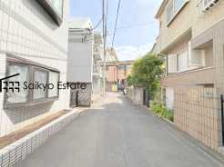 周囲の建物と調和した閑静な街並みにあり、落ち着いた雰囲気を感じさせる前面道路です
