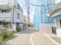 住環境に溶け込む落ち着いた佇まいの前面道路は、周辺に建物が整然と並び、穏やかな時間が流れる日常の風景を演出しています
