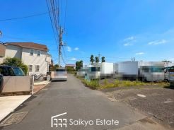 4.5Mの公道に面しており、開放感のある広々とした空が広がる見通しの良い環境です。車の出し入れもスムーズに行える余裕のある空間が、日々の暮らしに心地よいゆとりをもたらします
