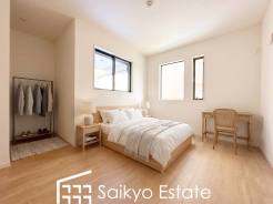 窓と収納のある居室が3部屋ございますので、プライベートを分けてのんびりお寛ぎいただけます♪※家具や小物類はCG加工しています。

