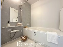 一日の疲れを癒してくれる一坪タイプの広々バスルーム♪雨の日のお洗濯にも大活躍な浴室暖房乾燥機付きです！※小物類はCG加工しています。
