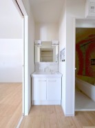 大きな三面鏡がついた洗面化粧台。鏡の裏にも収納があり洗面台がすっきりと片付きます。朝の身支度にも大変便利です。■小金井市貫井南町1　新築一戸建て■