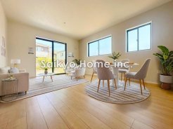 南向きの大きな窓からは圧倒的な光が差し込み、１年を通して明るいリビングを照らしてくれます。自然と家族の笑顔と心穏やかな一時を感じる事ができる、そんな空間になりました。※家具等はCG加工しています。■小金井市貫井南町1　新築一戸建て■