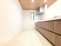 対面キッチなのでリビングにいる家族の様子がうかがえるので小さなお子様がいても安心ですね。
■小平市学園東町　新築戸建て■