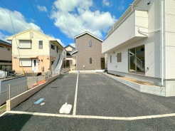 穏やかな雰囲気漂う、緑と調和した街並みに建つ新築一戸建て。■三鷹市大沢5　新築一戸建て■