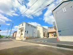 子育てにも嬉しい、緑豊かな自然が広がる閑静な住宅地です。この機会に是非現地をご覧ください。■三鷹市大沢5　新築一戸建て■