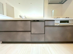 リビングにいる家族とコミュニケーションがとりやすい、人気のカウンターキッチンを採用。小さなお子さんがリビングにいても目が届くので安心。来客時には会話を楽しみながらお料理もできます。■調布市深大寺北町6　新築一戸建て■