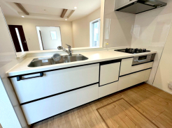 キッチンには食器洗い乾燥機や蛇口一体型浄水器を搭載。見た目も美しく大容量の収納も魅力的なシステムキッチンを採用しています。■稲城市大丸　新築一戸建て■