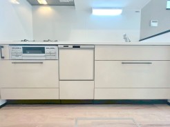 お料理やお茶の準備をしながらリビングキッチン。家族の中心スペース、リビングダイニングキッチンは自然とコミュニケーションが取れる設計となっております。■調布市深大寺東町6　新築一戸建て■