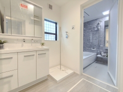 シンプルかつ機能性も追求した使い勝手の良い洗面台。広めで使いやすくお手入れもカンタン。いつでもすっきり清潔に保てます。
■調布市国領町1　新築一戸建て■