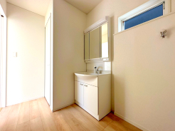 きれいと使いやすさを追求した洗面台。たっぷり間口の洗面ボウルはちょっとした手洗いにも最適です。
■国分寺市東戸倉1　新築一戸建■