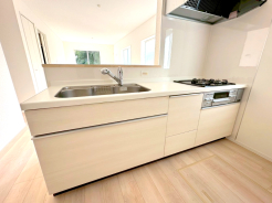 高級感漂うシステムキッチン。収納力豊富で見せるキッチンの実現が可能に。いつもキレイにしておきたくなるキッチンです。
■国分寺市東戸倉1　新築一戸建■