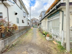 前面道路は4メートル。ゆとりもあり車庫入れもスムーズにできますね。■狛江市中和泉5　新築一戸建て■