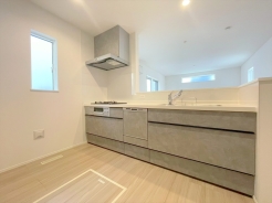 対面キッチなのでリビングにいる家族の様子がうかがえるので小さなお子様がいても安心ですね。■稲城市押立　新築一戸建て■