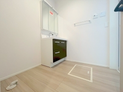 サニタリースペースには窓が備えられております。毎朝の身支度も、陽の光差し込む明るい空間で、快適にお使い頂けそうです。■稲城市押立　新築一戸建て■