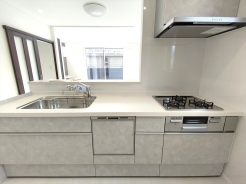 食器洗浄乾燥機、ビルトイン浄水器が装備された対面式カウンターキッチン。リビングが見渡せる設計は、小さなお子様がいるご家庭でも料理をしながら様子が伺える安心設計■三鷹市上連雀6　新築一戸建て■
