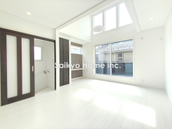 開口部の大きな窓！吹き抜けの開放感があります。陽当り良好なリビングです。うれしい床暖房完備で寒い季節も足元から暖めてくれます！■三鷹市上連雀6　新築一戸建て■
