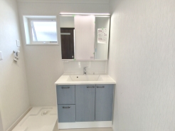 シンプルなデザインの洗面化粧台は使いやすく、お掃除も楽です。鏡の裏はすべて収納になっているので、ドライヤーなどすっきりと片付きます。■三鷹市上連雀6　新築一戸建て■
