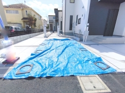 カースペースはコンクリート仕上げ。雨の日も足元は気になりません！■調布市深大寺南町5　新築一戸建て■