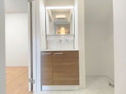 サニタリースペースには窓が備えられております。毎朝の身支度も、陽の光差し込む明るい空間で、快適にお使い頂けそうです。
■調布市深大寺東町5　新築一戸建■