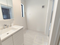 シャワードレッサー付洗面台で忙しい朝の身だしなみも快適な時間に！
■調布市飛田給2　新築一戸建て■