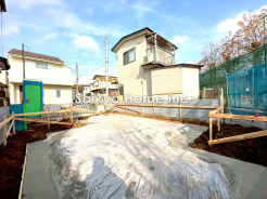 工事も始まりました。2026年3月上旬の完成を目指しています。風通しや採光にも気を配った設計のお家は、快適な住環境をお約束します。■調布市深大寺南町1　新築一戸建て■