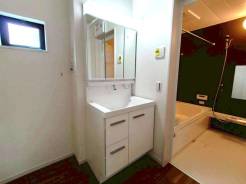 サニタリースペースには窓が備えられております。毎朝の身支度も、陽の光差し込む明るい空間で、快適にお使い頂けそうです。
■国分寺市高木町3　新築一戸建て■