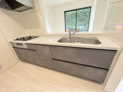 キッチンに立った位置から、リビングにいる家族に目線が届く見守りキッチン！
■府中市北山町2　新築一戸建て■