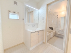 サニタリースペースには窓が備えられております。毎朝の身支度も、陽の光差し込む明るい空間で、快適にお使い頂けそうです。
■調布市深大寺東町4　新築一戸建て■