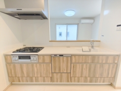 対面キッチなのでリビングにいる家族の様子がうかがえるので小さなお子様がいても安心ですね。
■調布市深大寺東町4　新築一戸建て■