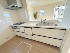 清潔感のある人造大理石トップ、フラットトップコンロ、食器洗浄乾燥機、ビルトイン浄水器などが標準装備。
■府中市是政2　新築一戸建て■