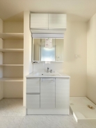 曇りにくく使い勝手の良い三面鏡！繋ぎ目がない一体成形カウンターなので汚れもたまらずお掃除しやすい！髪の毛やゴミをキャッチしてくれるキャッチャー付きでラクラクお手入れ！
■府中市是政2　新築一戸建て■