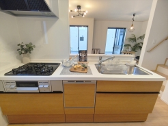 対面キッチなのでリビングにいる家族の様子がうかがえるので小さなお子様がいても安心ですね。
■小金井市東町2　新築一戸建て■