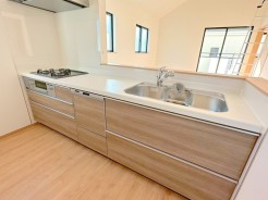 キッチンに立った位置から、リビングにいる家族に目線が届く見守りキッチン！
■稲城市押立　新築一戸建■