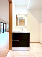 大きな三面鏡がついた洗面化粧台。鏡の裏にも収納があり洗面台がすっきりと片付きます。朝の身支度にも大変便利です。■府中市西原町4　新築一戸建て■