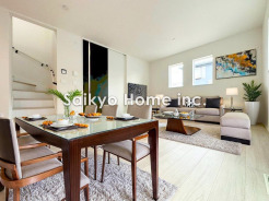 のびやかに広がるリビングは、一年を通して爽やかな光と風に癒される家族のなごみ空間です。※家具等はCG加工しております。■小金井市前原町3丁目　新築戸建て■