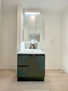 サニタリースペースには窓が備えられております。毎朝の身支度も、陽の光差し込む明るい空間で、快適にお使い頂けそうです。
■小金井市前原町3丁目　新築戸建て■