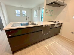 対面キッチなのでリビングにいる家族の様子がうかがえるので小さなお子様がいても安心ですね。
■小金井市前原町3丁目　新築戸建て■