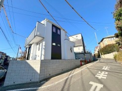 浄水器や浴室乾燥機など、毎日の生活を快適にする設備も充実しています。■調布市布田5　新築一戸建■