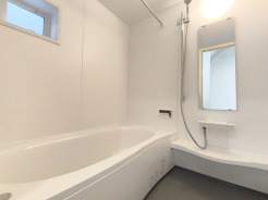 一日の疲れを癒すための心地よい浴室はゆとりあるサイズを採用。浴室乾燥機付き！汚れにくくお手入れしやすい浴室です。
■国分寺市内藤1丁目　新築戸建て■