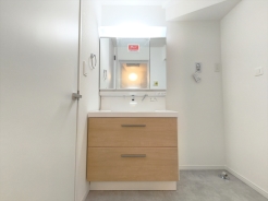 サニタリースペースには窓が備えられております。毎朝の身支度も、陽の光差し込む明るい空間で、快適にお使い頂けそうです。
■小金井市前原町4丁目　新築戸建て■