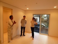 お引渡し前の現地立ち合いで、現場監督から物件の説明を聞くＴ様ご夫妻。