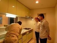 お引渡し前の現地立ち合いで、現場監督から物件の説明を聞くＴ様ご夫妻。