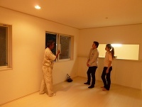 お引渡し前の現地立ち合いで、現場監督から物件の説明を聞くＴ様ご夫妻。