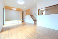 広いリビングには小上がりの和室があり、大勢のお客様が来られてもゆとりの広さが確保出来ます！