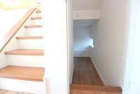 キッチン横には小部屋があり、多くの収納も可能です。