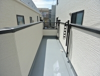 土地の形を利用した長いバルコニーにはテーブルを置いてくつろぐことも？