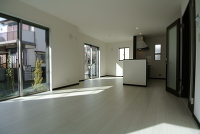 床暖房が２面装備された広いリビングは、将来ご家族が増えても充分なゆとりを保つことが出来ます！