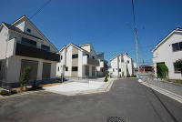 駅徒歩10分で、小学校もすぐ近くにあり、お父さんや子供たちにとって申し分ない環境です。