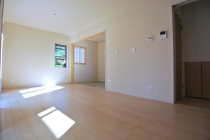 広いリビングに小さな和室がつながっています。